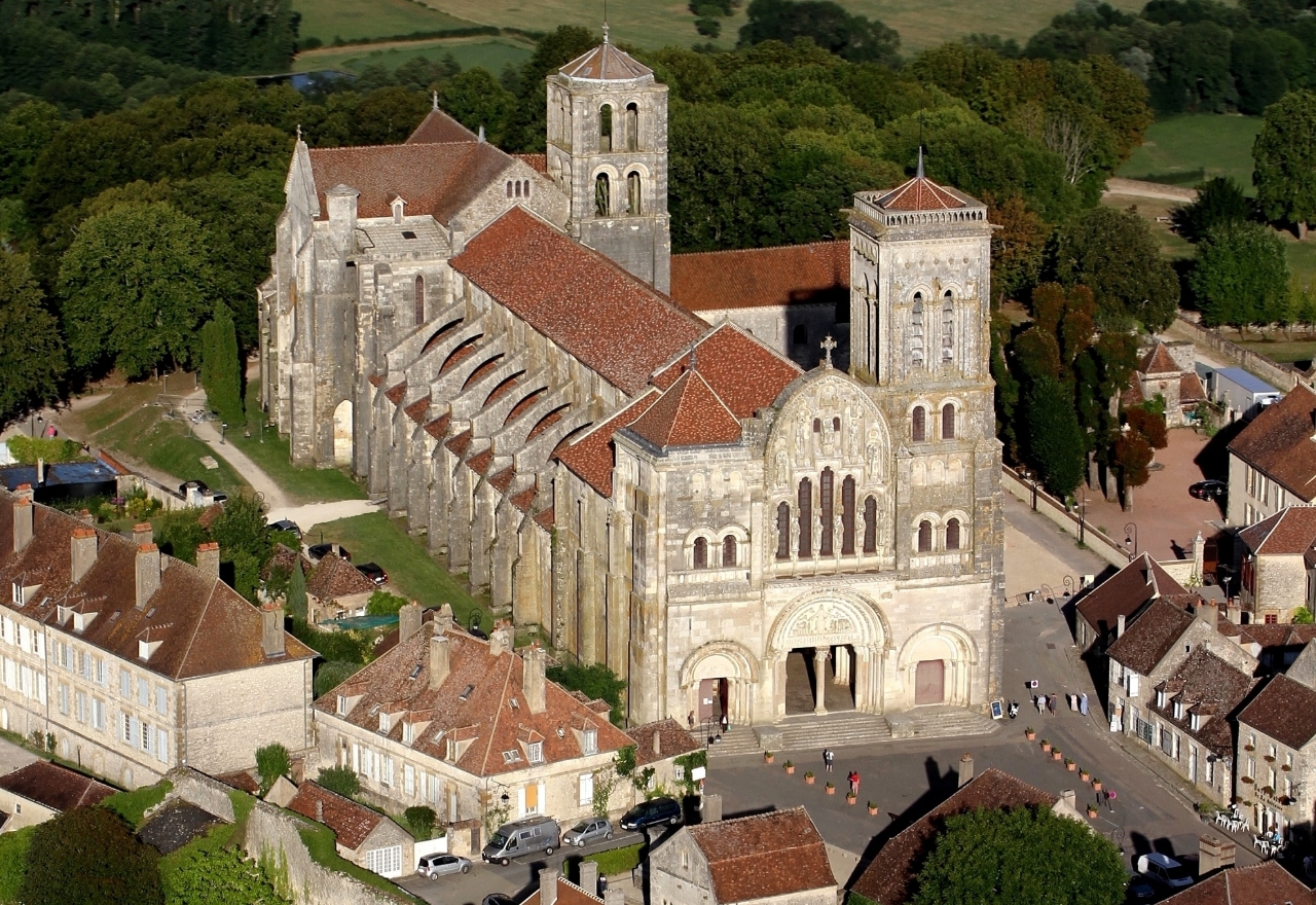 Photographie aérienne de l'abbaye de Vézelay.