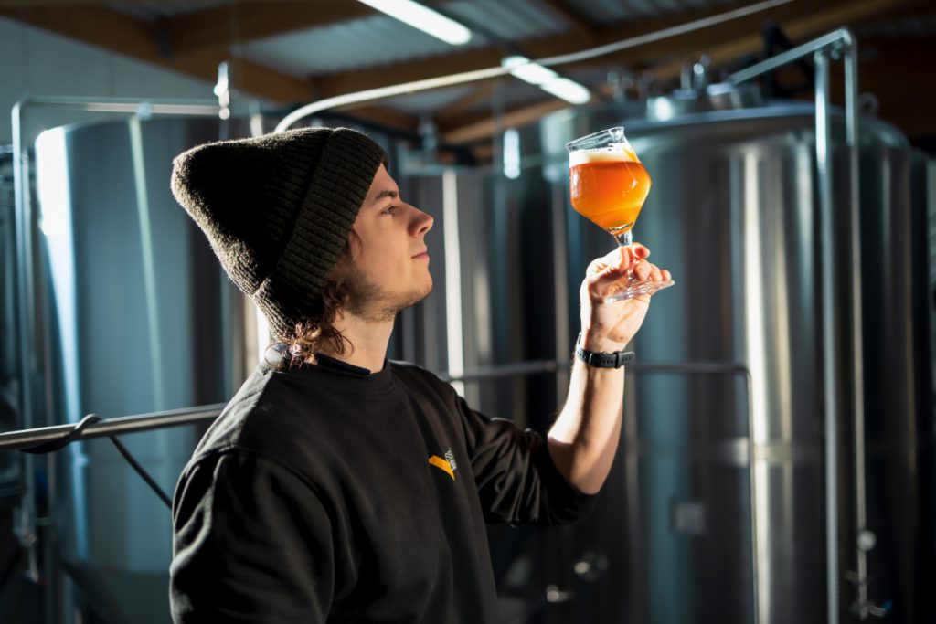 Brasseur s'apprêtant à déguster une bière.