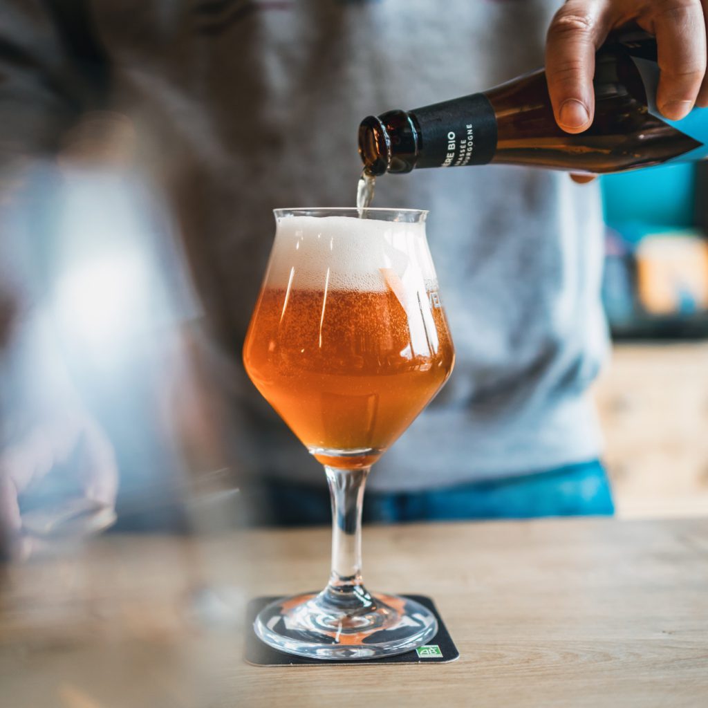 Bière versée dans un verre.