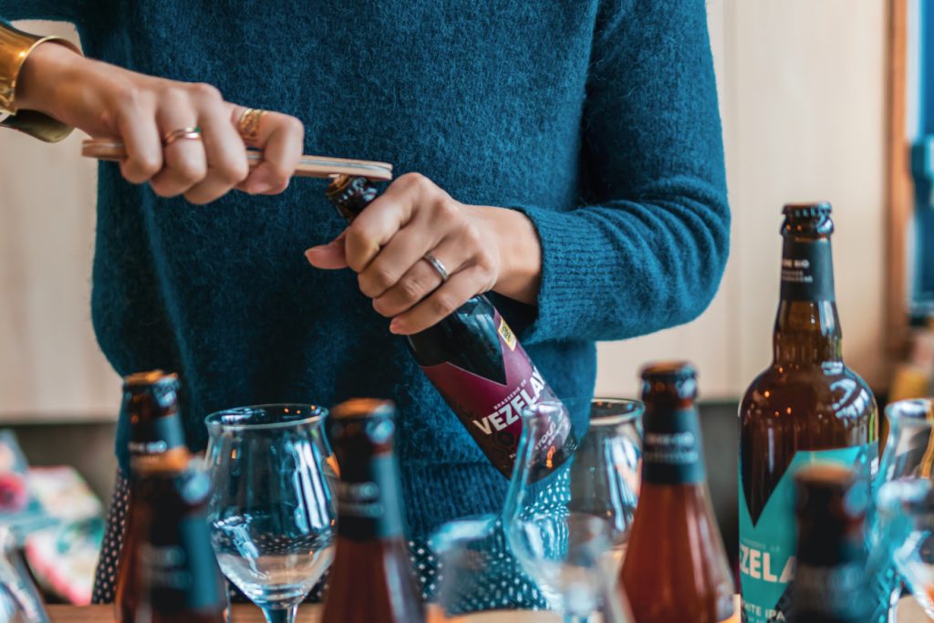 Personne décapsulant une bière.
